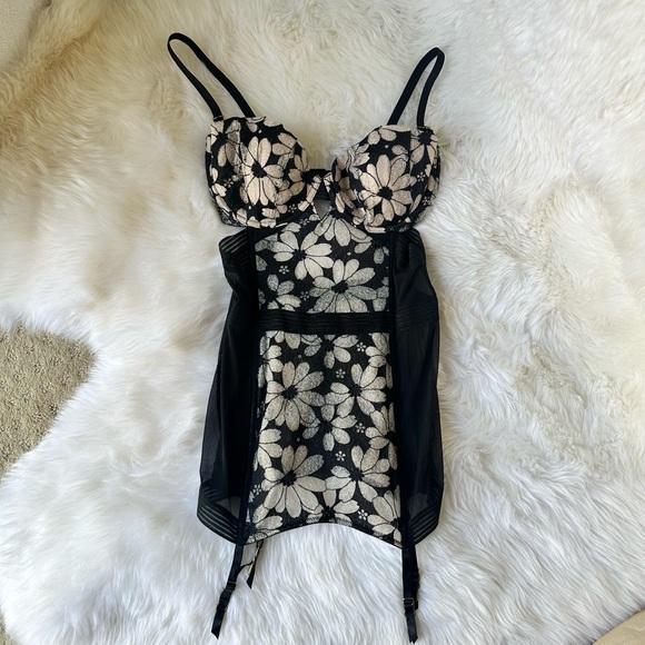 Victoria's Secret Black and Cream Floral Lingerie 36D - Picture 2 of 8